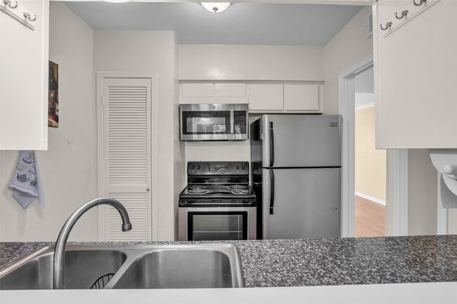 Building Photo - 1800 Stoney Brook Dr
