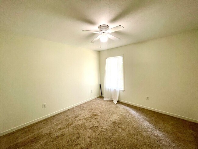 Building Photo - 3/2 Available for Rent in Oak Grove Subdiv...