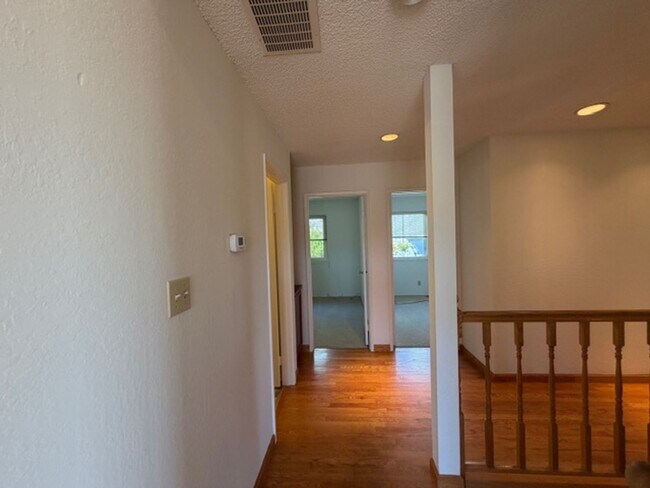 Building Photo - Gorgeous 4 Bed 3 bath