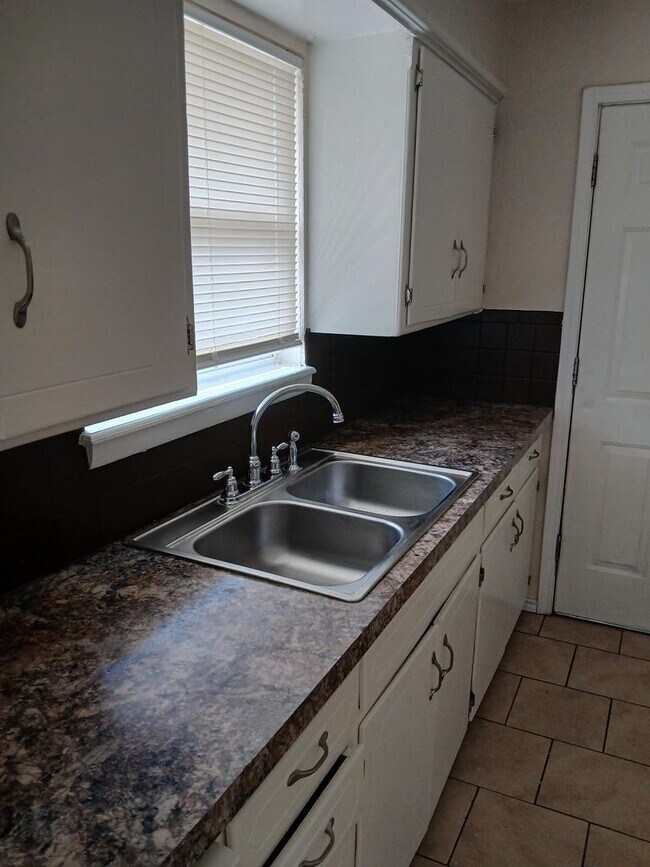 Building Photo - 2312 NW 46th- $200 OFF THE FIRST MONTH!