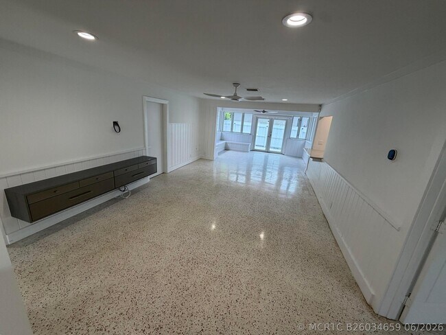 Building Photo - 204 S Seacrest Cir