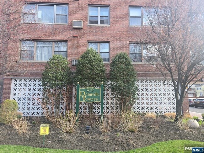 Building Photo - 275 Hoym St