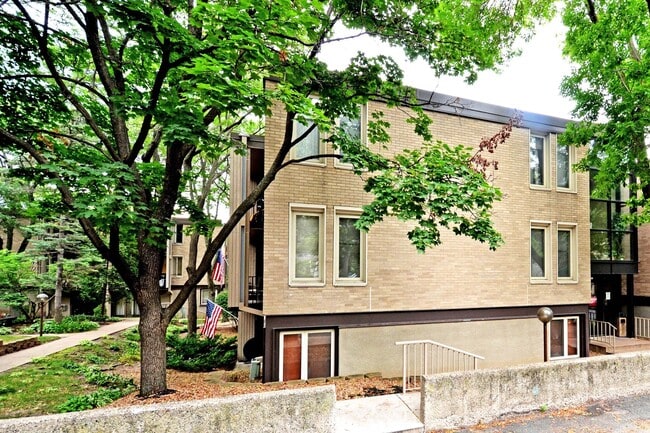 Building Photo - Cozy 1 bed 1 bath condo in Mpls! Shared po...