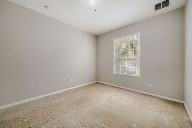 Building Photo - APARTMENT IN THE METROWEST AREA!