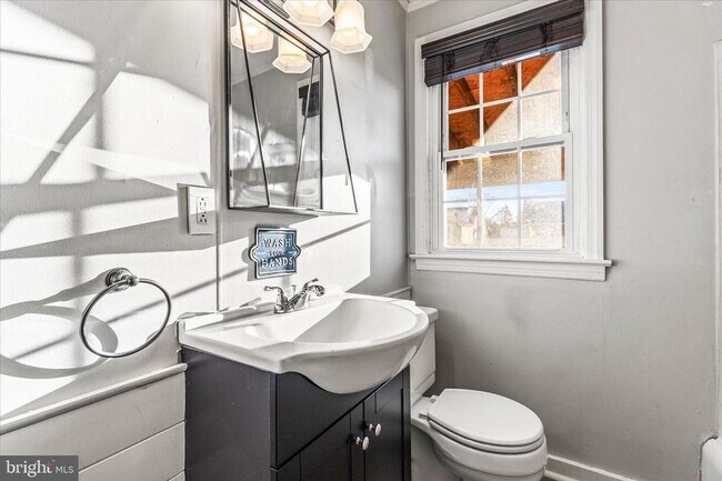 Building Photo - 3 Bedroom Brick Cape Cod in York Suburban School District!