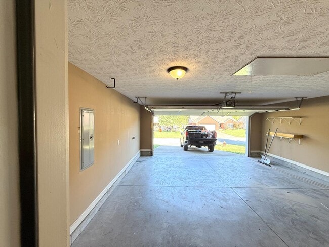 Building Photo - 6313 Sky Crest Ct
