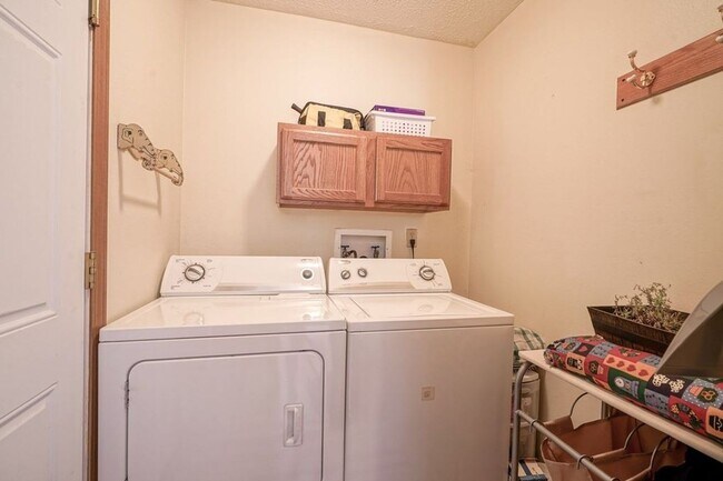 Building Photo - South side 3 Bedroom, 2 Bath Home, w/ 2 car attached garage