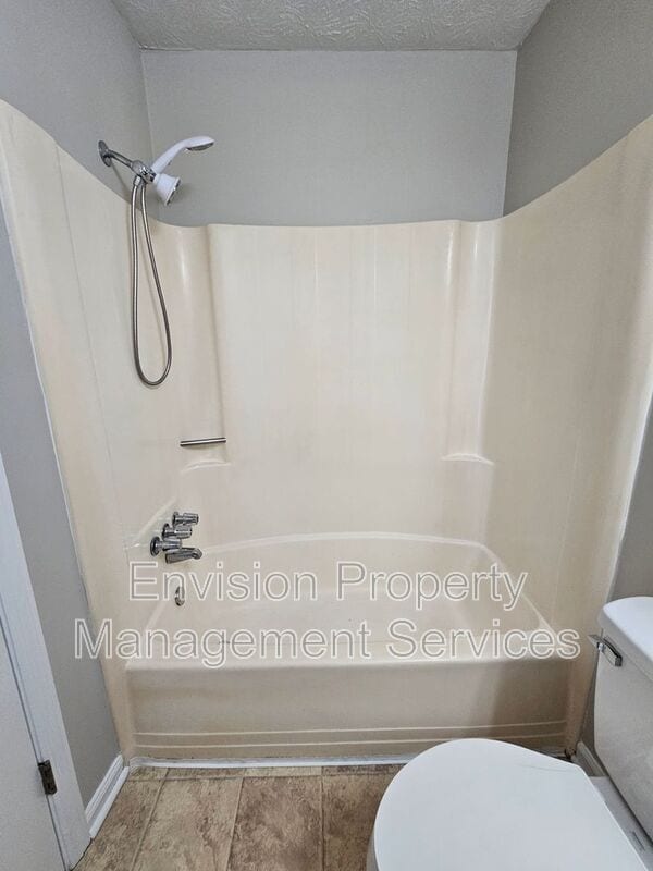 Building Photo - 8577 Pineview Ln