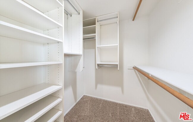 Building Photo - 2333 Oak St