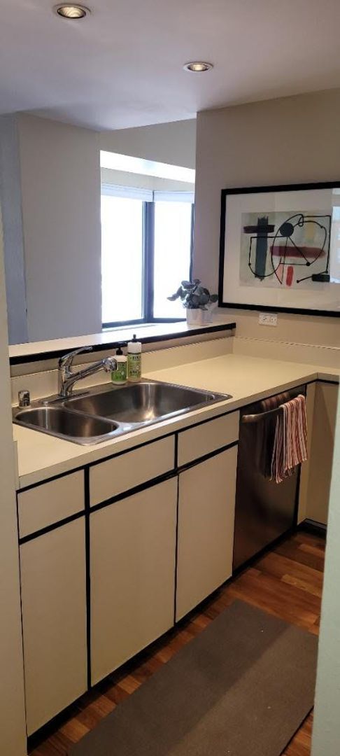 Building Photo - Beautifully Updated and Furnished 1BR Cond...