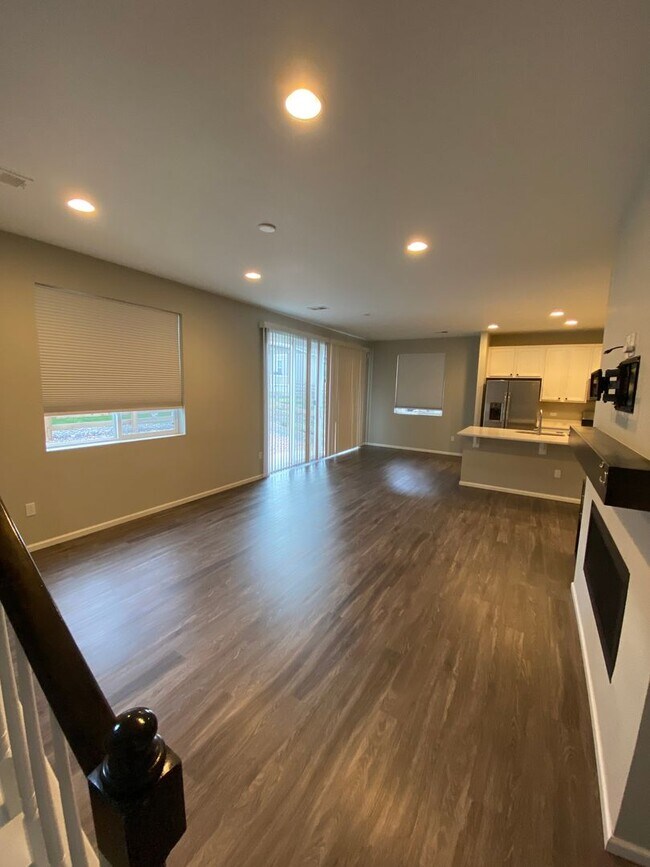 Building Photo - 4 bedroom 3 bathroom Single Family House in Aurora