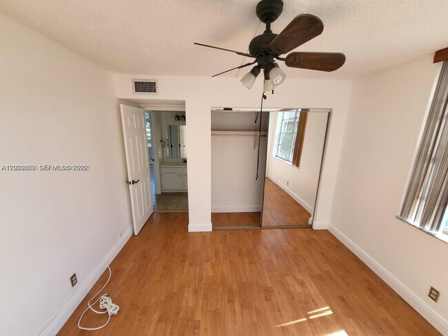 Building Photo - 9440 Live Oak Pl