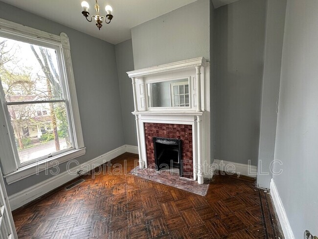 Building Photo - 821 Alby St