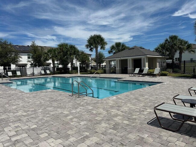 Building Photo - 118 Mandovi St