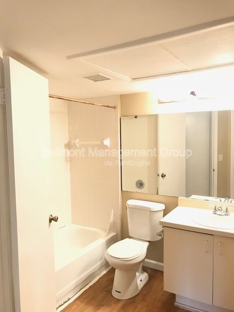 Building Photo - 360 Lakepointe Dr