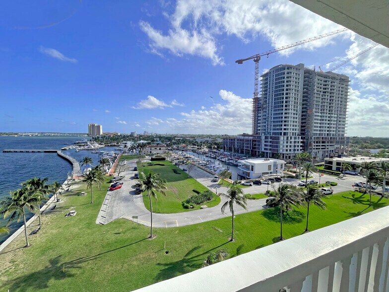 Building Photo - 301 Lake Shore Dr