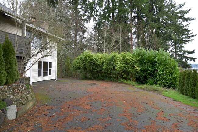 Building Photo - 809 S Summit Ave