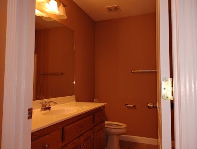 Building Photo - 3 Bedroom 2 Bathroom