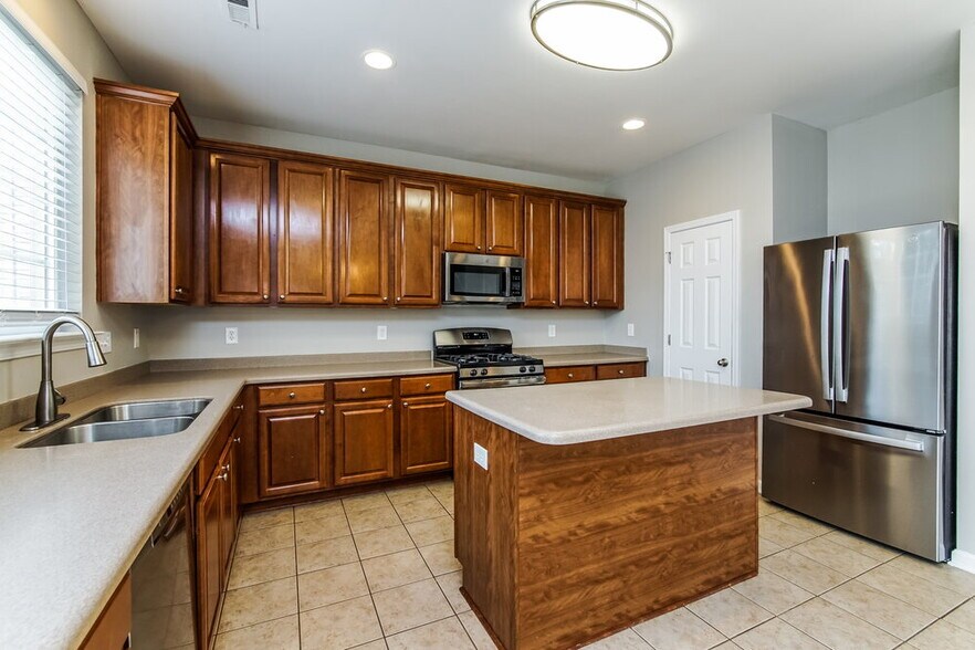Building Photo - 8890 Elizabeth Bennet Pl