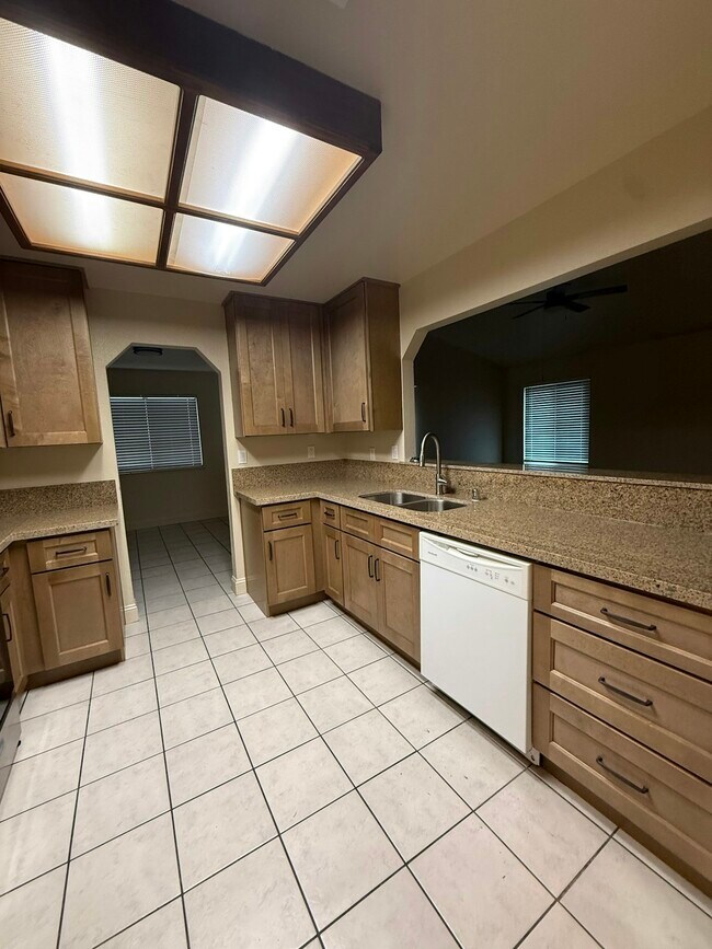 Building Photo - 1725 S Sacramento St