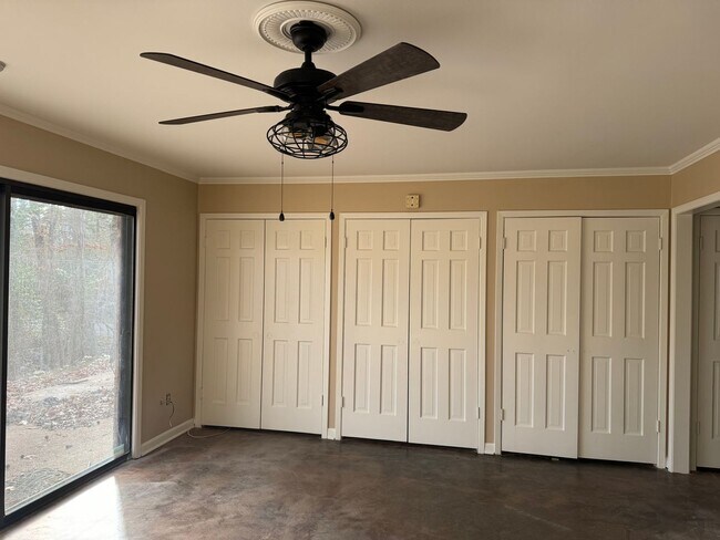 Building Photo - 636-638 Town Oaks