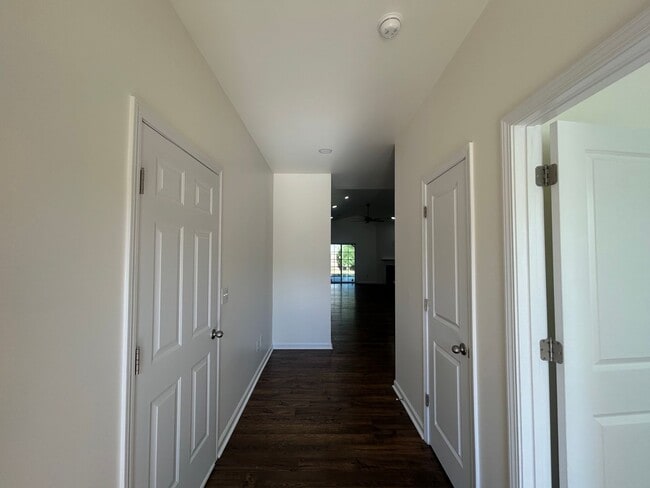 Building Photo - Bright and Spacious 3/2 Available Now!