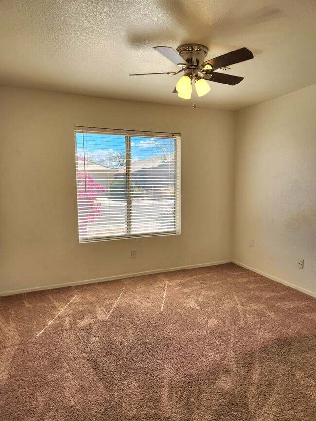 Building Photo - Beautiful 3 Bed/2 Bath with Pool!