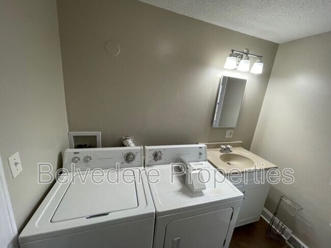 Building Photo - 804 Graylyn Dr