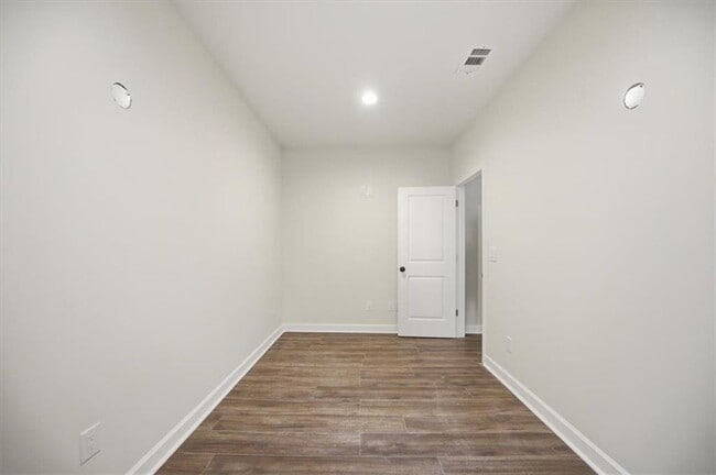 Building Photo - 5869 Chickasaw Ln