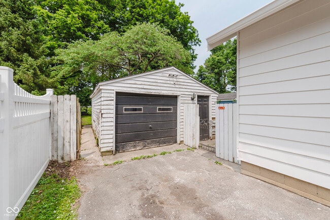 Building Photo - 6222 Kingsley Dr