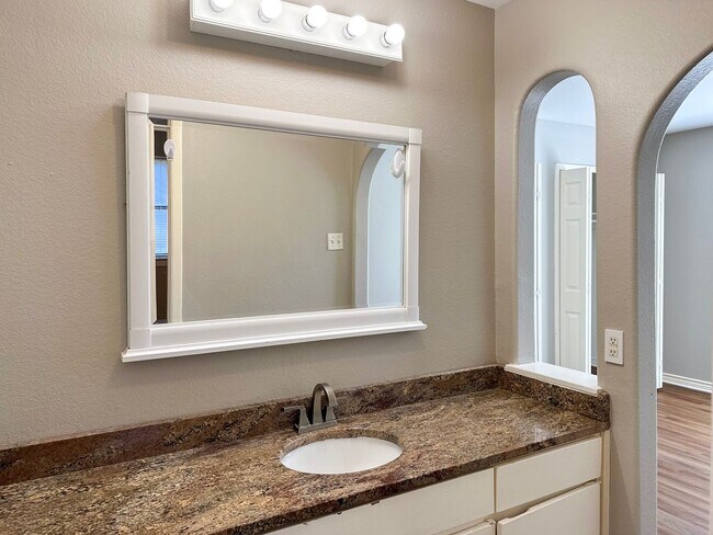 Building Photo - 4 Bedroom / 2 Bath / 2 Car Garage