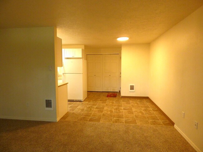 Building Photo - Rent Special: FREE September's Rent!! Second Floor 3 Bedroom apartment