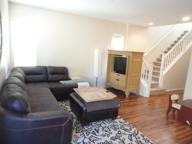 Building Photo - Beautiful 2 Story Home in Mountains Edge.