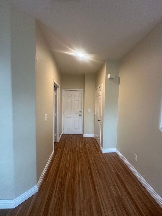 Building Photo - Great Townhome in Henderson Gated Community