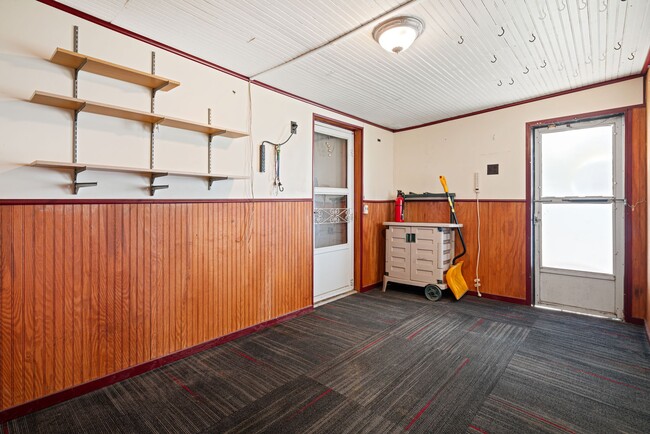 Building Photo - 4556 E Thompson St