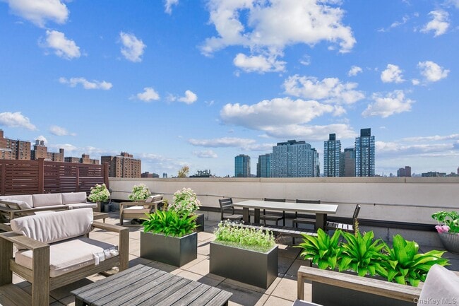 Building Photo - 225 E 138th St