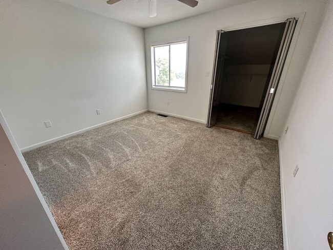 Building Photo - 7 Lakeshore Cir