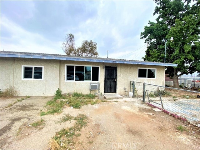 Primary Photo - 880 W C St