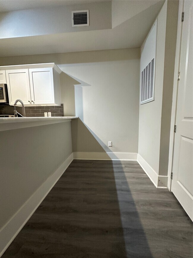 Building Photo - 2727 Houston Ave