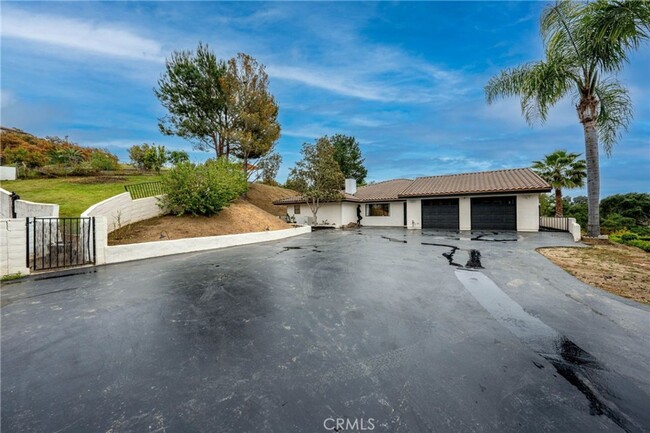 Building Photo - Fallbrook Ranch Gem!