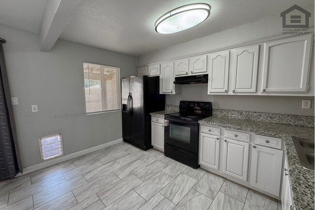 Building Photo - 3Bed/2Bath Townhouse at 47th Ave/Maryland Ave! Ready for Immediate Move-In! – FENCED-IN YARD!