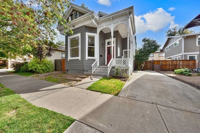 Building Photo - Fully Updated 2BR/2BA Victorian with Priva...