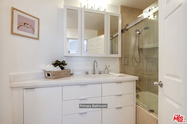 Building Photo - 850 N Poinsettia Pl