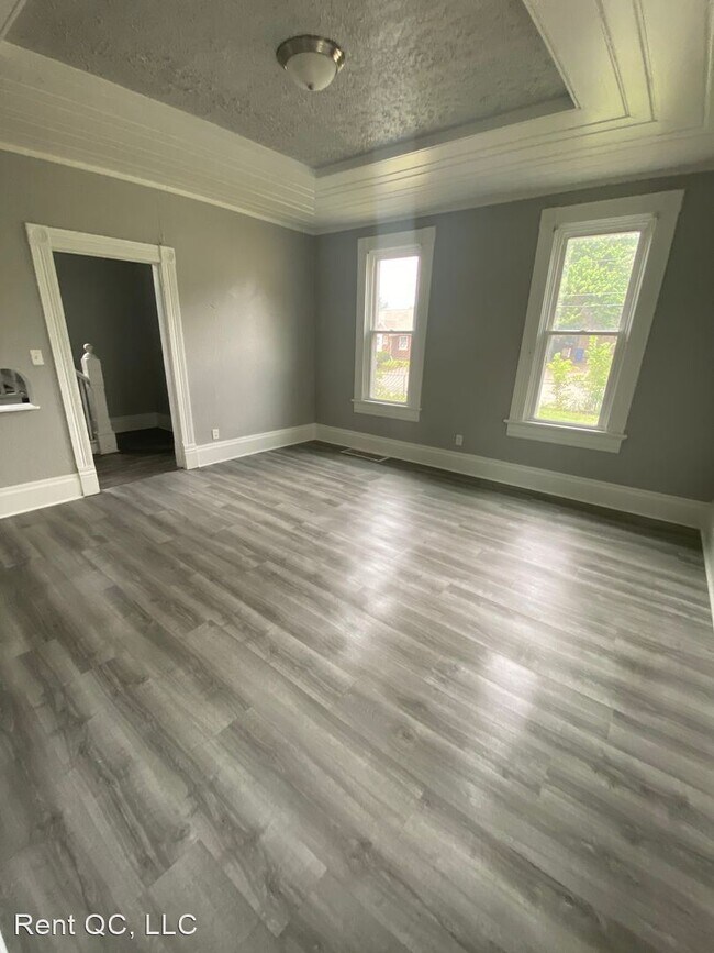 Building Photo - 5 br, 1.5 bath House - 207 E Locust Street