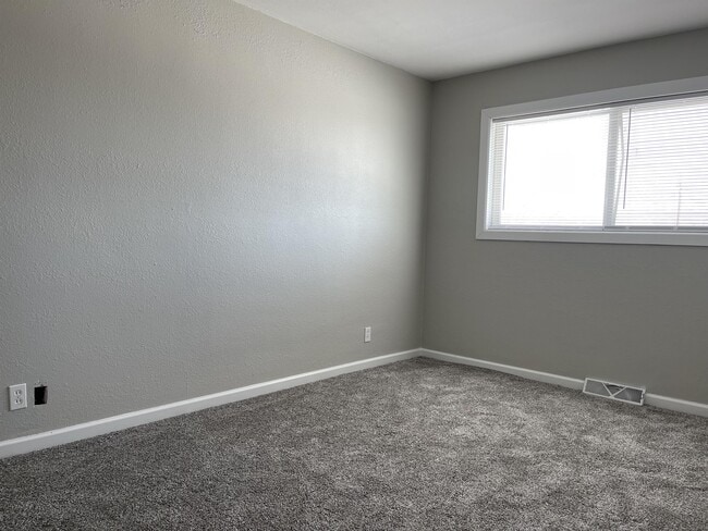 Building Photo - 600 Sara St