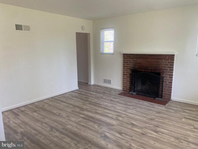 Building Photo - 2200 Greenwich St