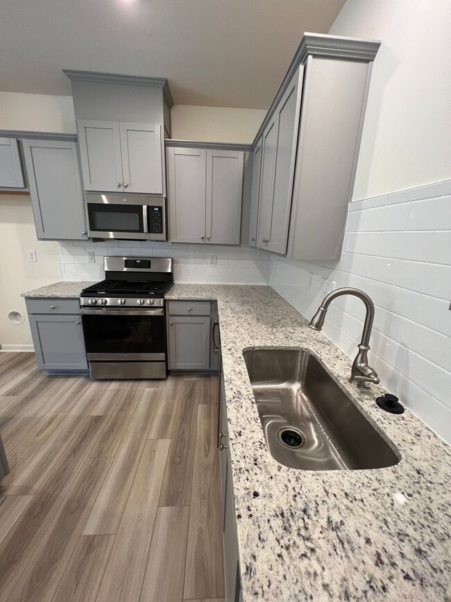 Building Photo - Beautiful Townhome