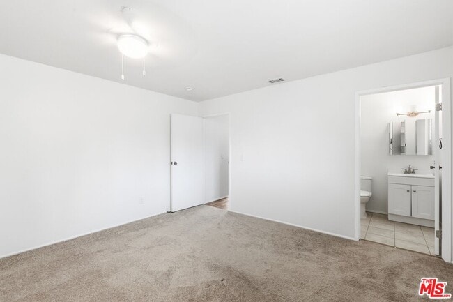 Building Photo - 2752 Guirado St