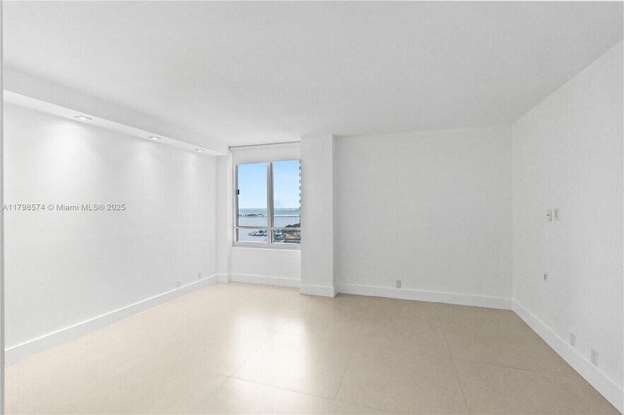 Building Photo - 1541 Brickell Ave