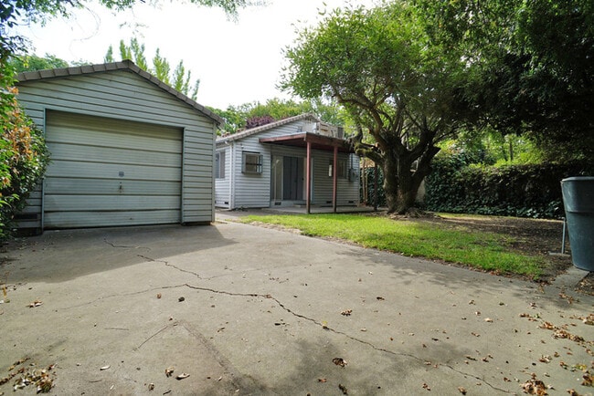 Building Photo - charming 3 bedroom 1.5 bathroom House in U...